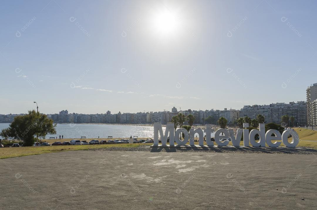 Sinal de Montevidéu na praia de Pocitos, um lugar muito movimentado para turistas no Uruguai.