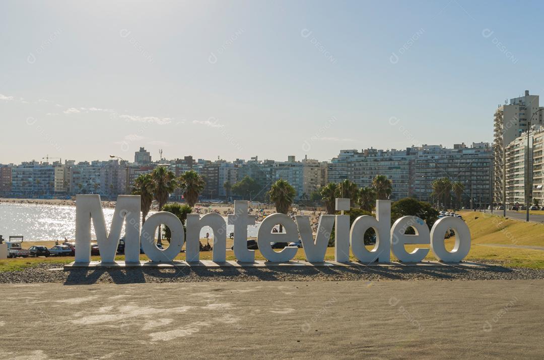 Sinal de Montevidéu na praia de Pocitos, um lugar muito movimentado para turistas no Uruguai.