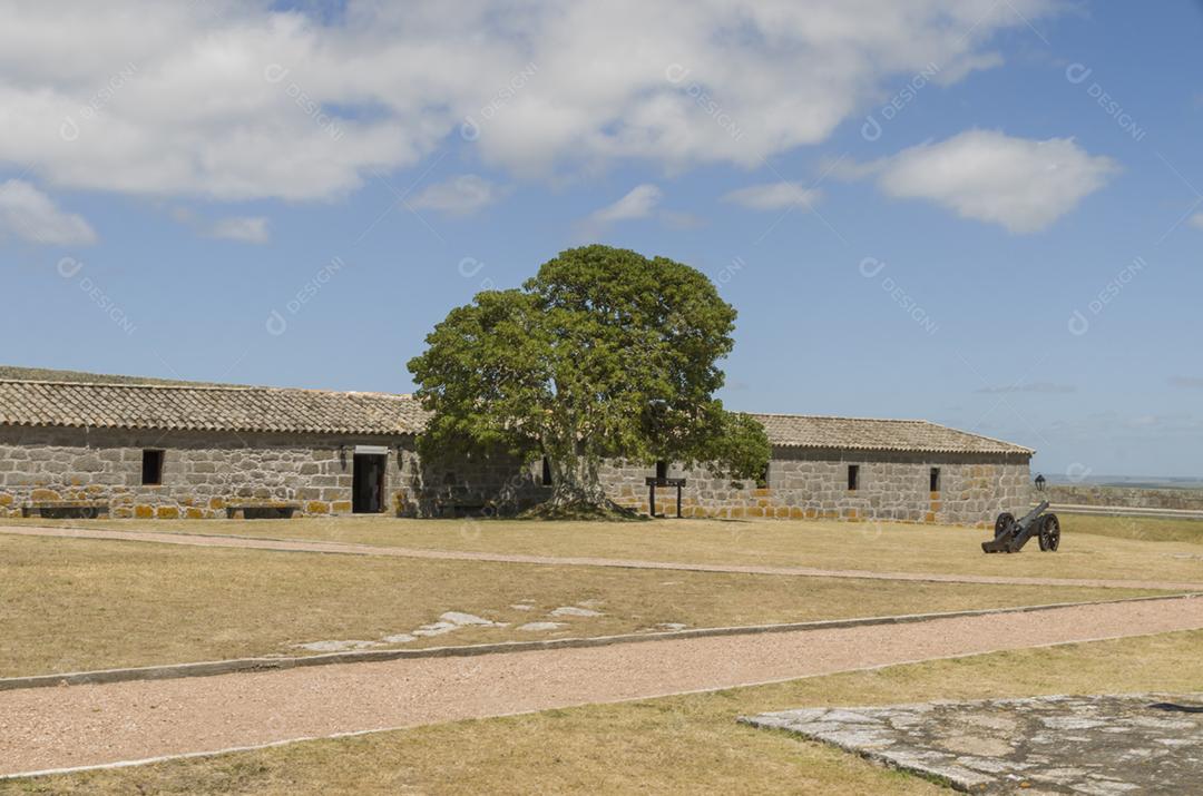 Fortificação militar localizada na costa norte do Uruguai perto da fronteira do Brasil, América do Sul