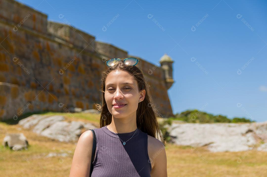 Turista feminina visitando o Forte de Santa Tereza no Uruguai, um importante ponto turístico.