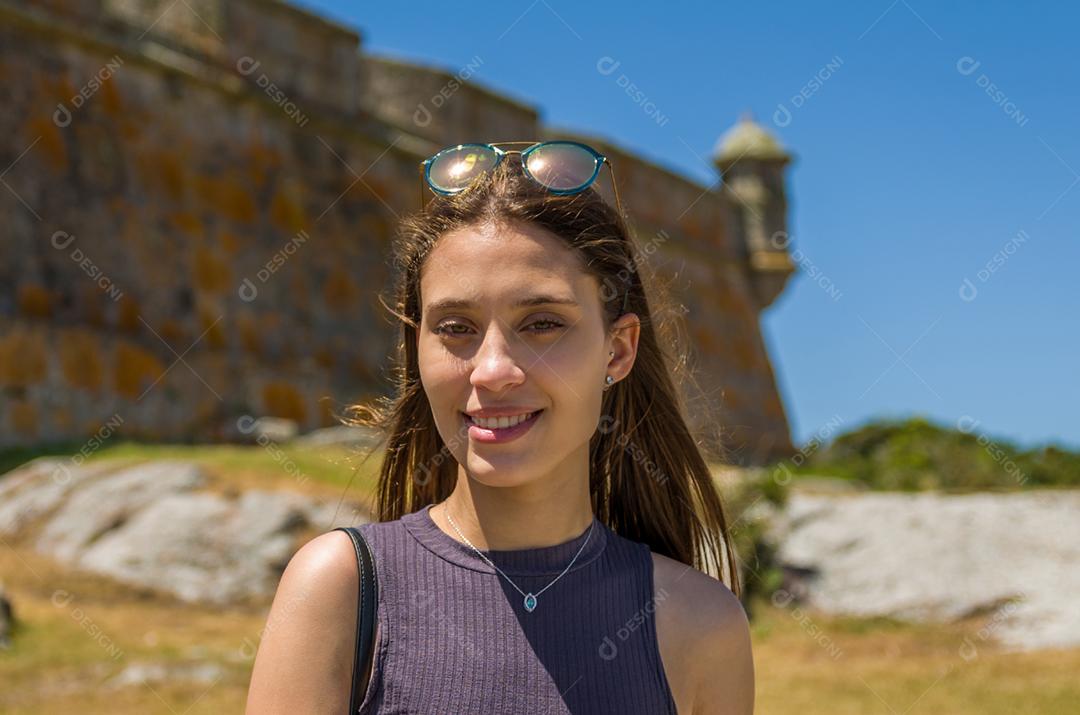 Turista feminina visitando o Forte de Santa Tereza no Uruguai, um importante ponto turístico.