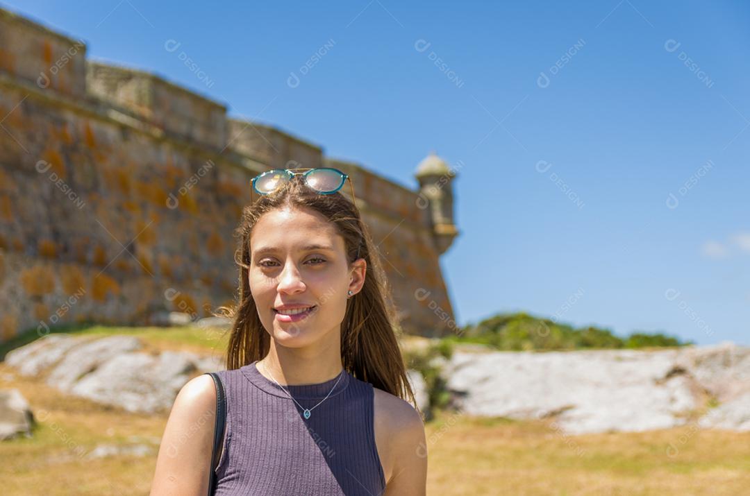 Turista feminina visitando o Forte de Santa Tereza no Uruguai, um importante ponto turístico.