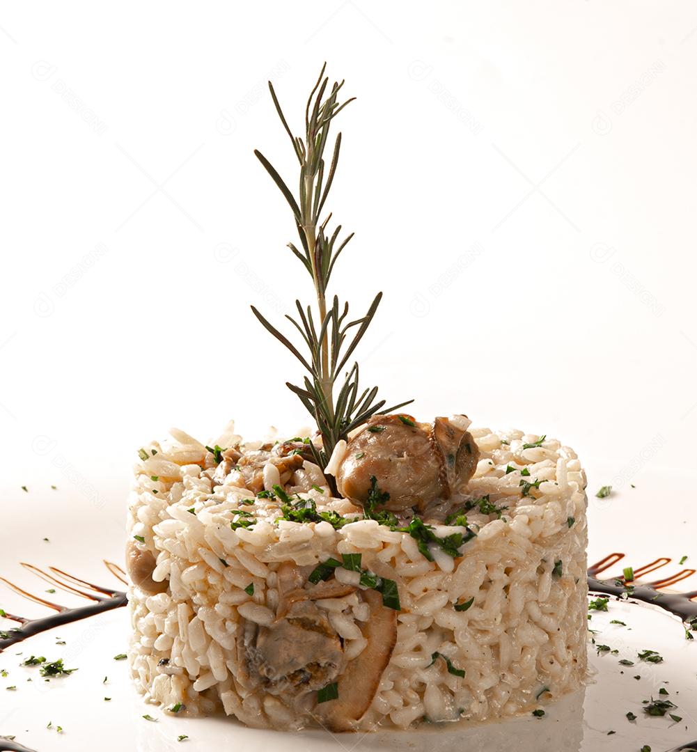 Risoto de ostra com gorgonzola, no prato decorado