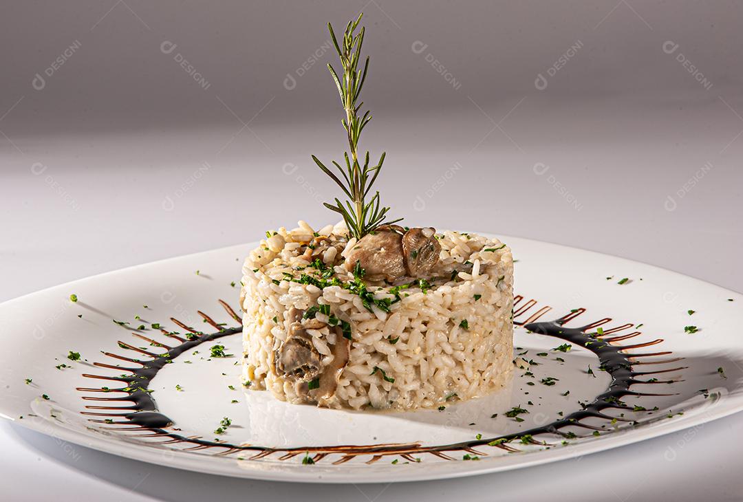 Risoto de ostra com gorgonzola, no prato decorado