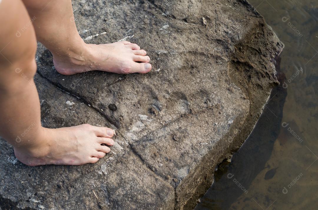 Conceito de caminhada, aventura, pernas de mulher, pisando na pedra.
