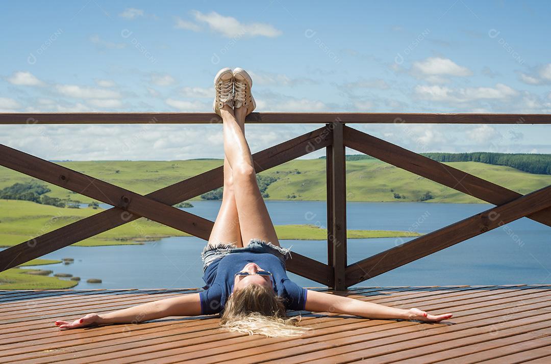 Grande conceito de liberdade, pernas de mulher na varanda.