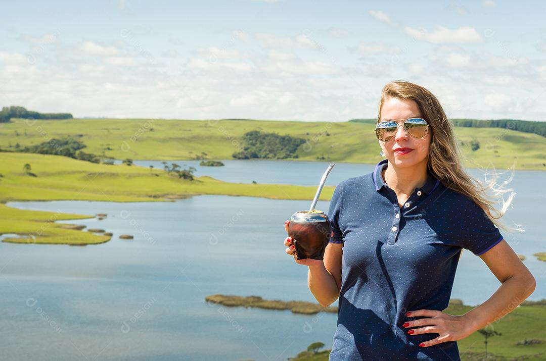 Jovem bebendo Chimarrão (mate) com bela vista