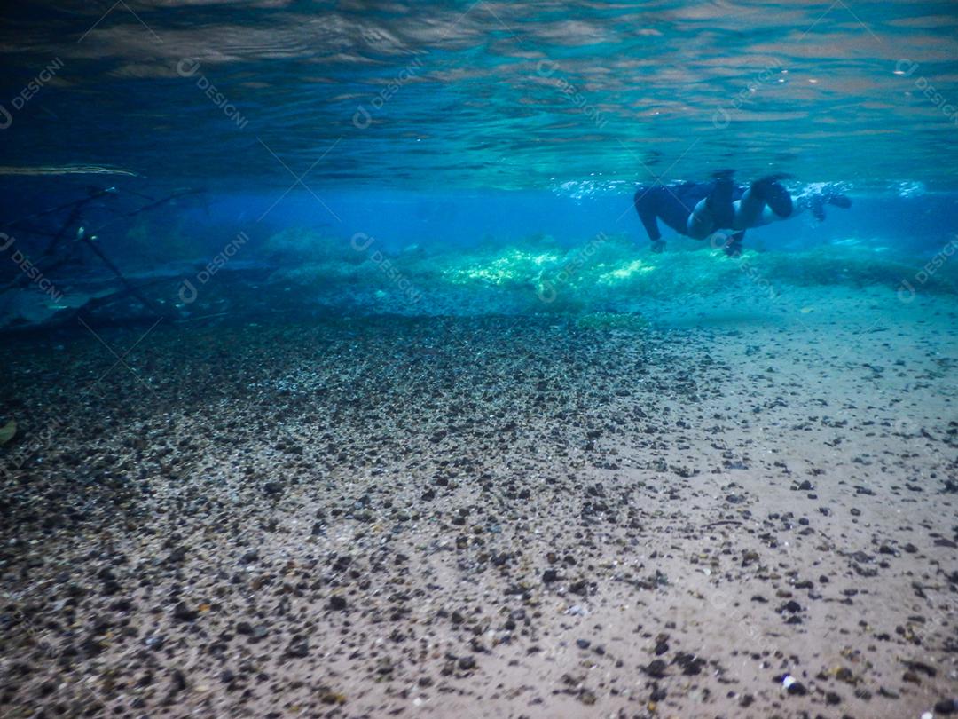 Praticando mergulho e snorkeling, lagoa misteriosa, bela lagoa de água azul turquesa transparente