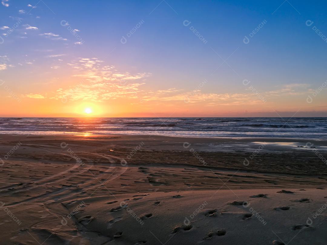 Belo pôr do sol na praia, Rio Grande do Sul, Brasil.