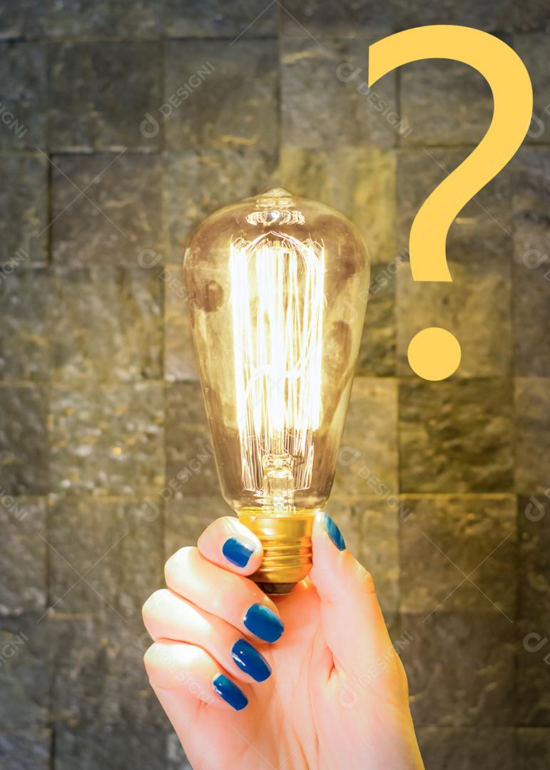 Excelente conceito de ideia, mão feminina segurando lâmpada acesa clássica.