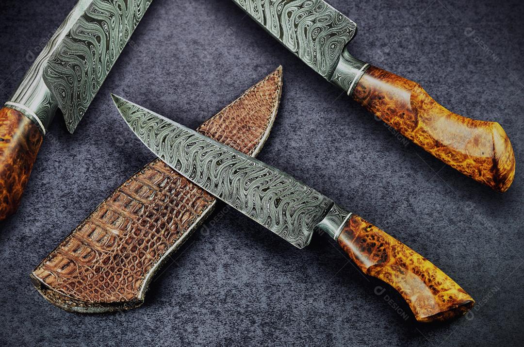 Linda faca luxuosa no padrão de damasco Texas Wind com cabo de madeira nobre em fundo escuro