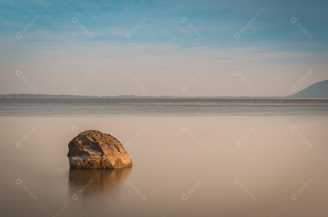 Fotografia de longa exposição de pedra solitária no lago