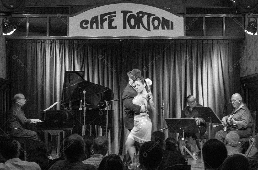 Show de tango no antigo Café Tortoni. Inaugurado em 1858, mudou-se para sua localização atual em 1880.