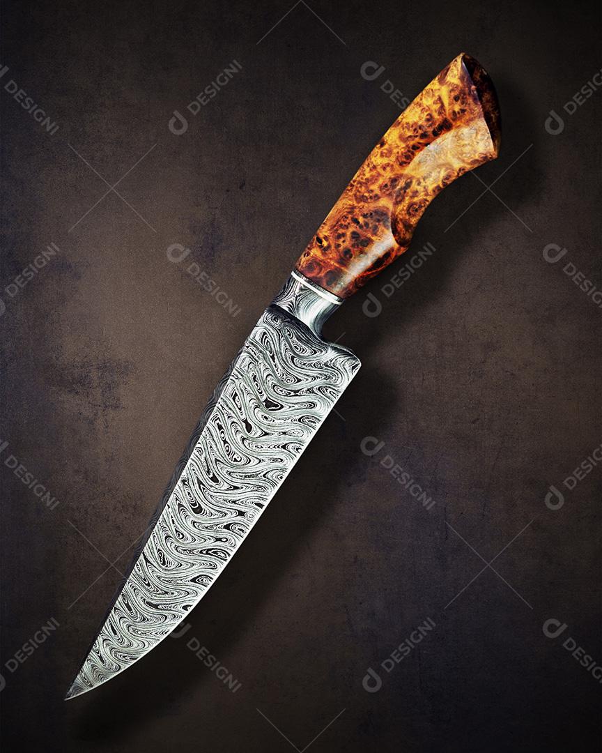 Linda faca luxuosa no padrão de damasco Texas Wind com cabo de madeira nobre em fundo escuro