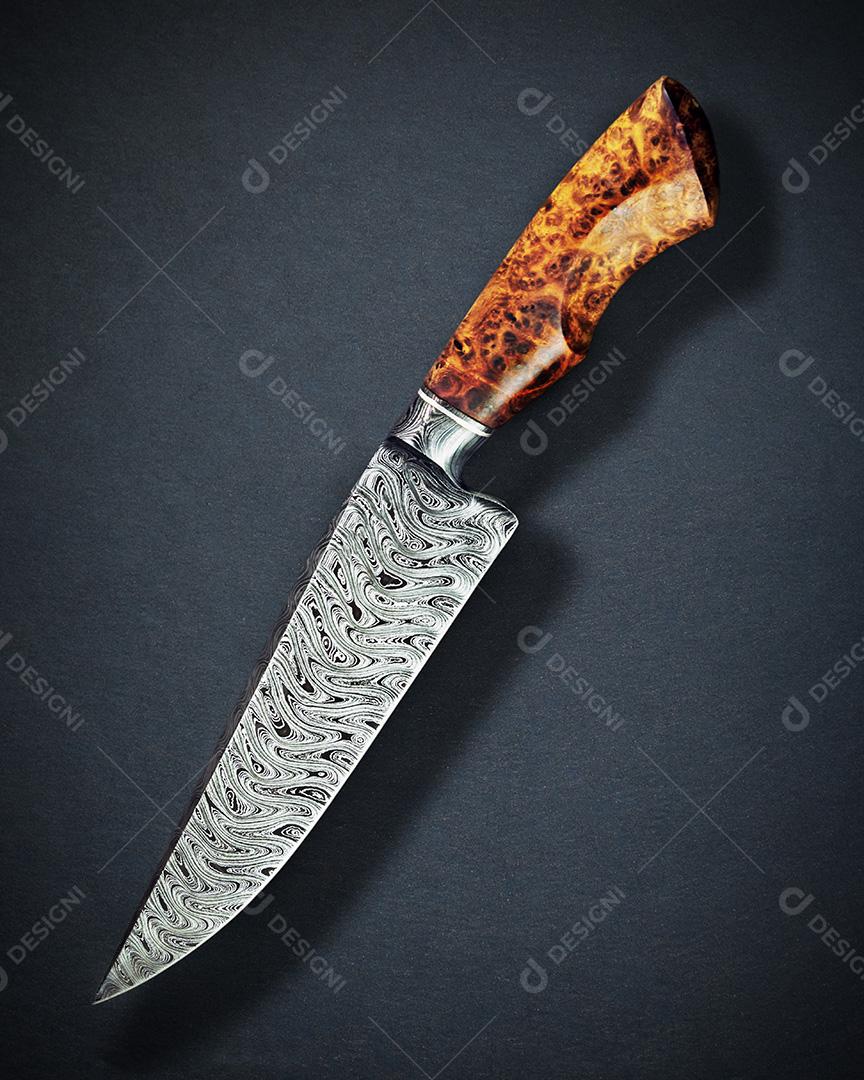 Linda faca luxuosa no padrão de damasco Texas Wind com cabo de madeira nobre em fundo escuro