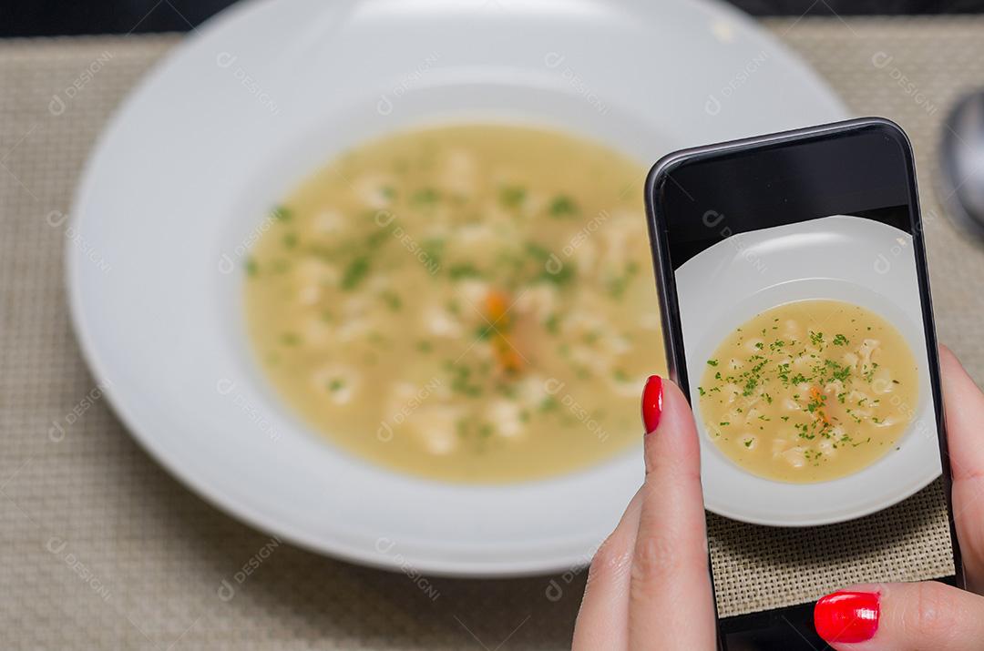 Grande conceito de mídia social, mão de mulher tirando foto de comida (