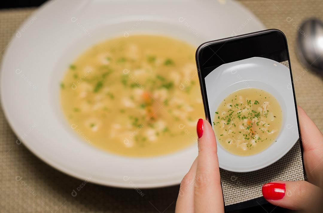 Grande conceito de mídia social, mão de mulher tirando foto de comida