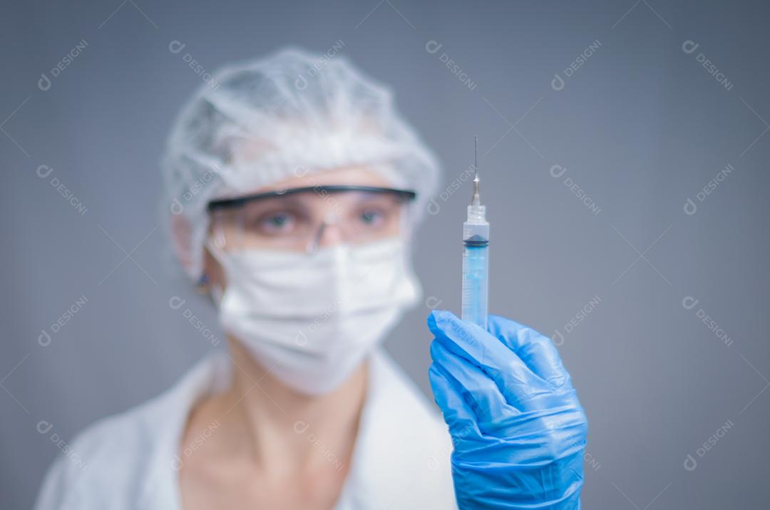 Grande conceito de saúde, hospital, tratamento clínico, enfermeira com seringa de mão, médico vestido de boné