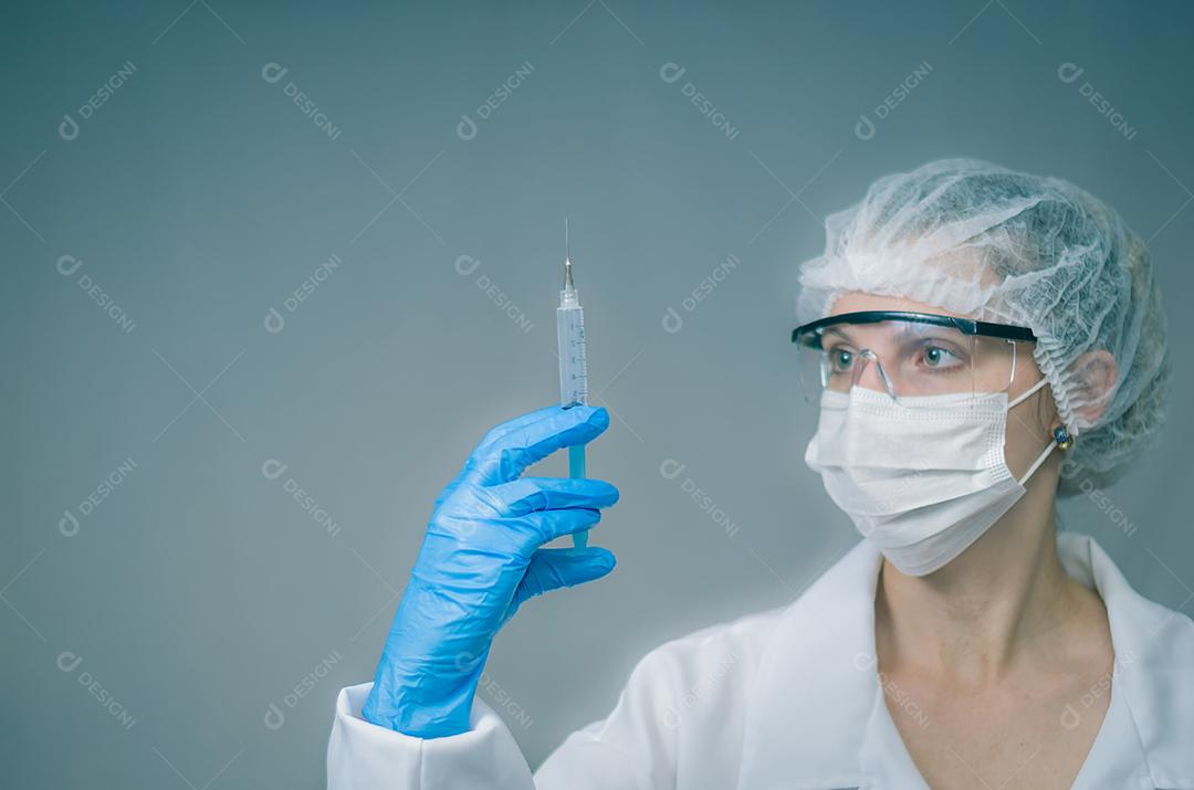 Grande conceito de saúde, hospital, tratamento clínico, enfermeira com seringa de mão, médico vestido de boné