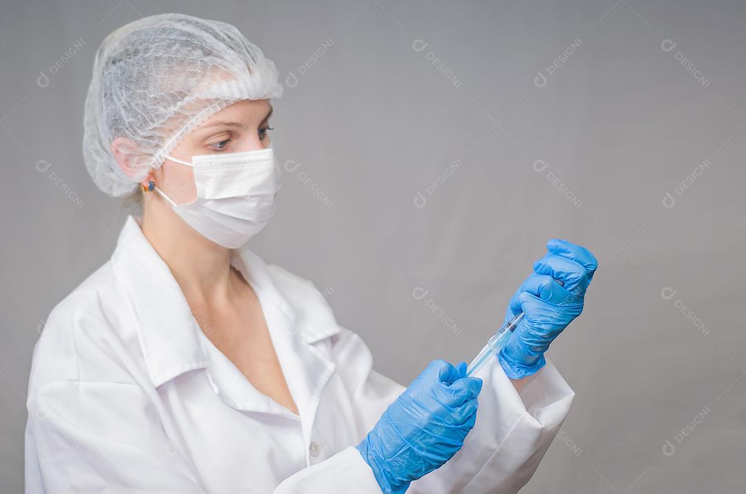 Grande conceito de saúde, hospital, tratamento clínico, enfermeira com seringa de mão, médico vestido de boné