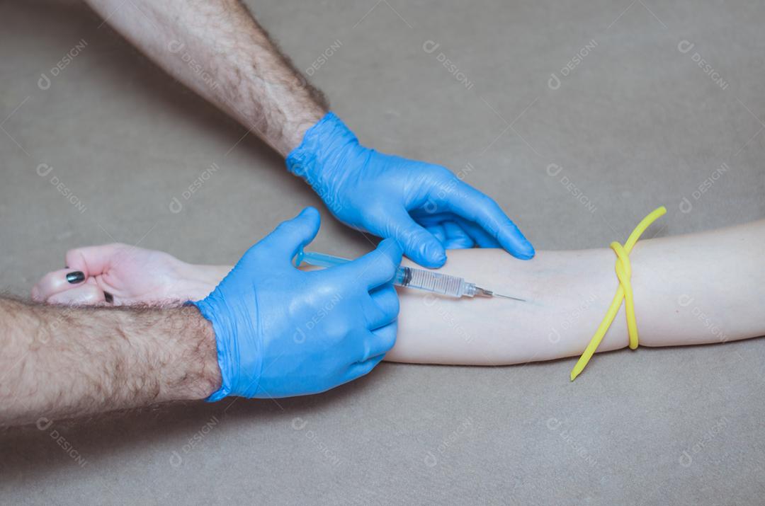 Enfermeira aplicando injeção no braço do paciente