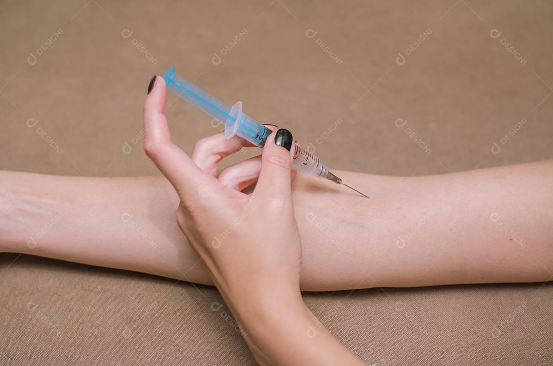 Grande conceito de drogas, jovem aplicando seringa no braço.