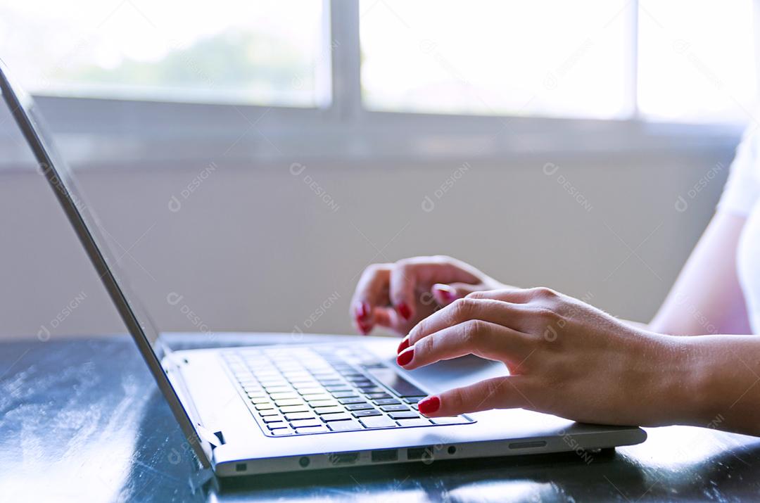 Freelancer jovem trabalhando no computador em casa. Empresária estudando on-line, usando software de laptop