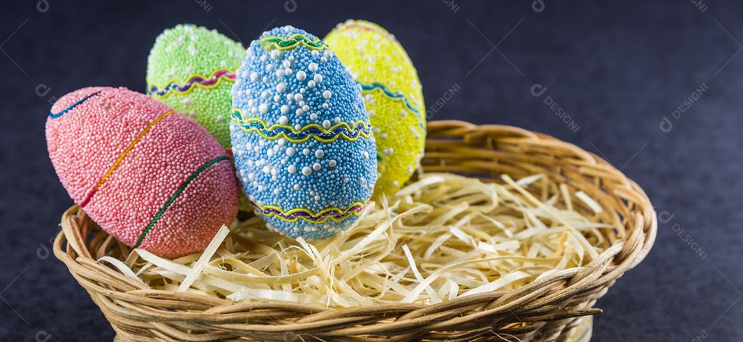 Ovos de Páscoa coloridos em um fundo preto na moda.