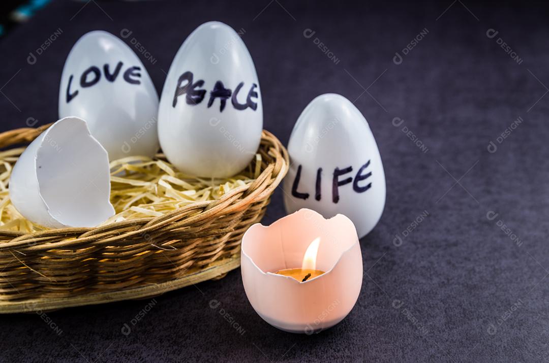 Páscoa, tempo da ressurreição de Cristo, celebração da vida, ovos de Páscoa à luz de velas.