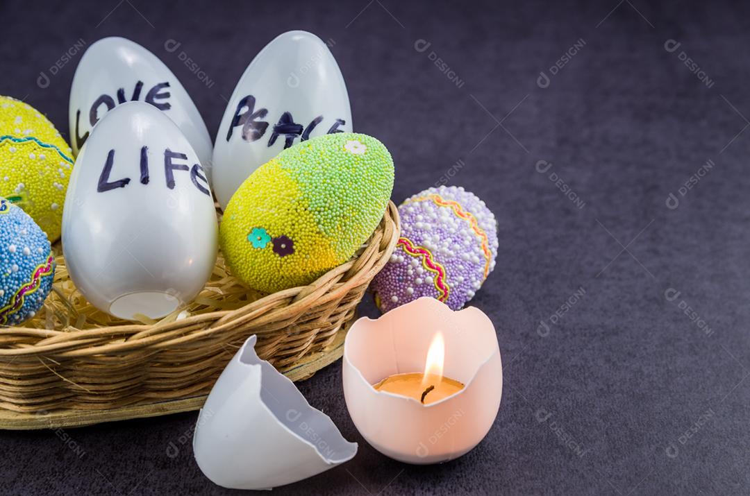 Páscoa, tempo da ressurreição de Cristo, celebração da vida, ovos de Páscoa à luz de velas.