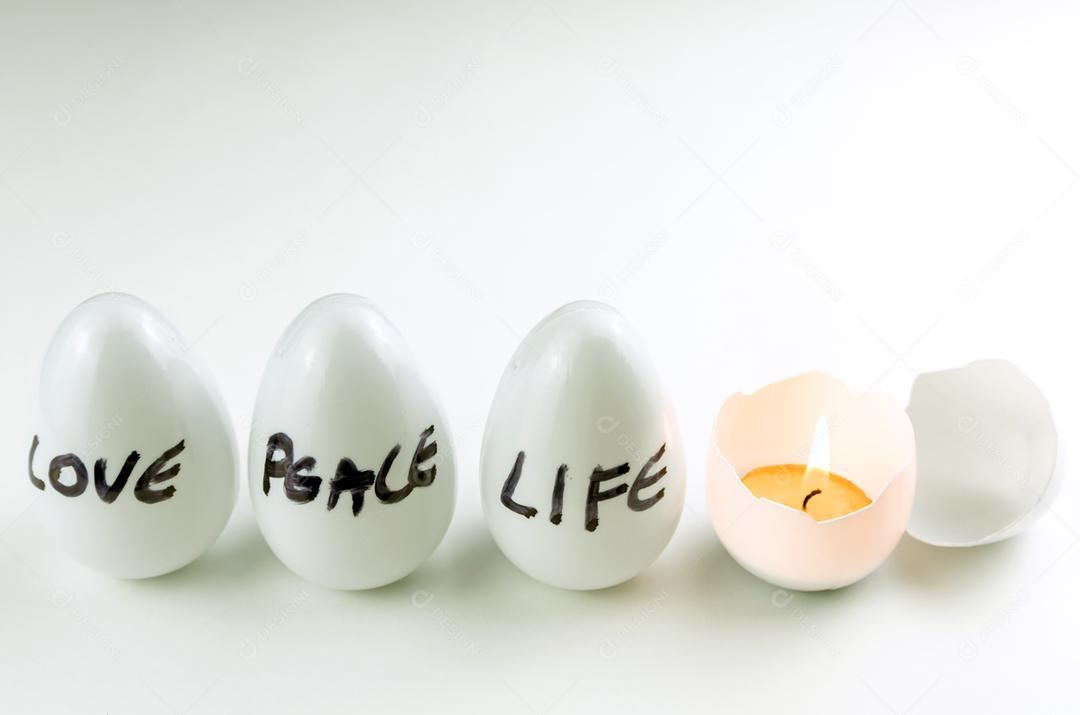 Páscoa, tempo da ressurreição de Cristo, celebração da vida, ovos de Páscoa à luz de velas.