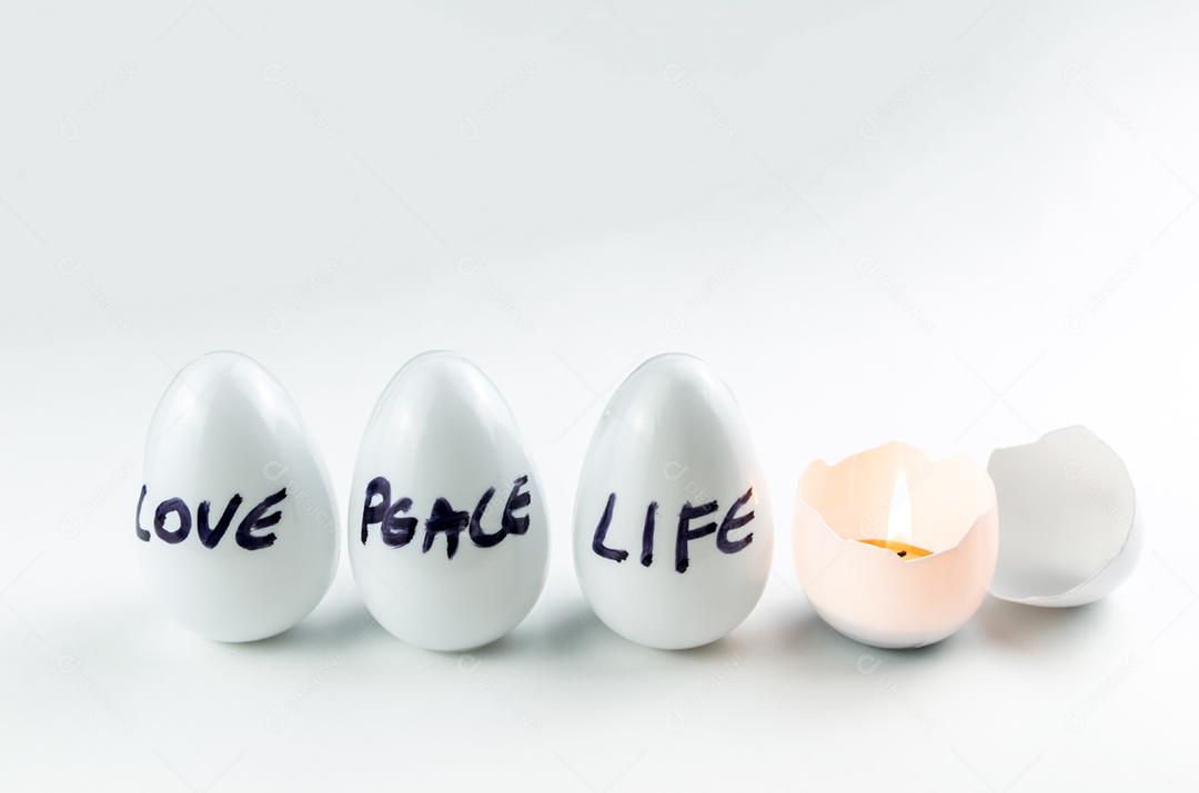 Páscoa, tempo da ressurreição de Cristo, celebração da vida, ovos de Páscoa à luz de velas.