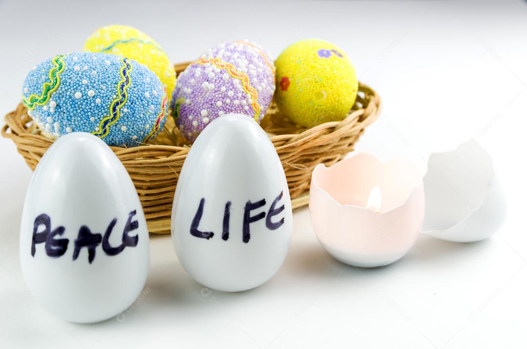 Páscoa, tempo da ressurreição de Cristo, celebração da vida, ovos de Páscoa à luz de velas.