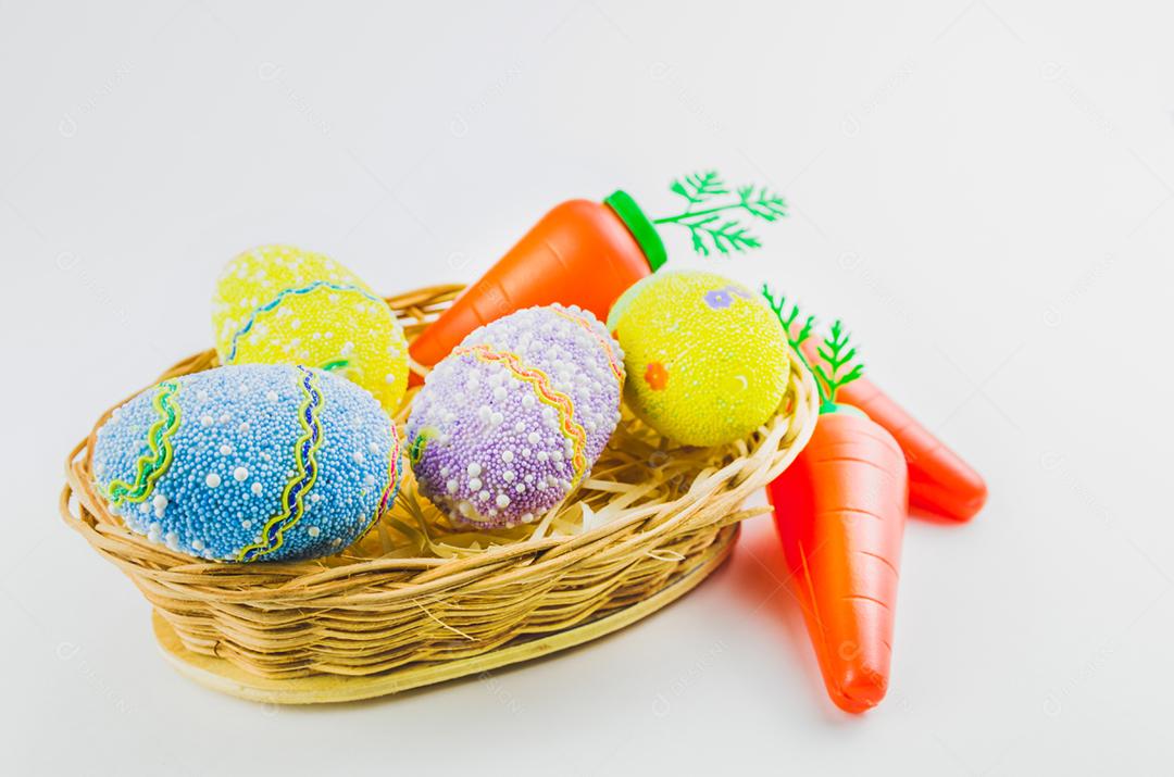 Páscoa, tempo da ressurreição de Cristo, celebração da vida, ovos de Páscoa à luz de velas._9217