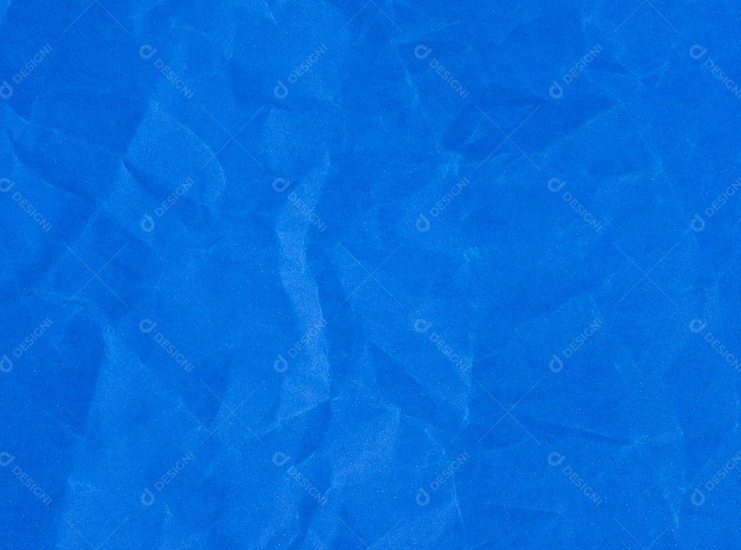 Folha enrugada de papel azul celeste. Pano de fundo texturizado