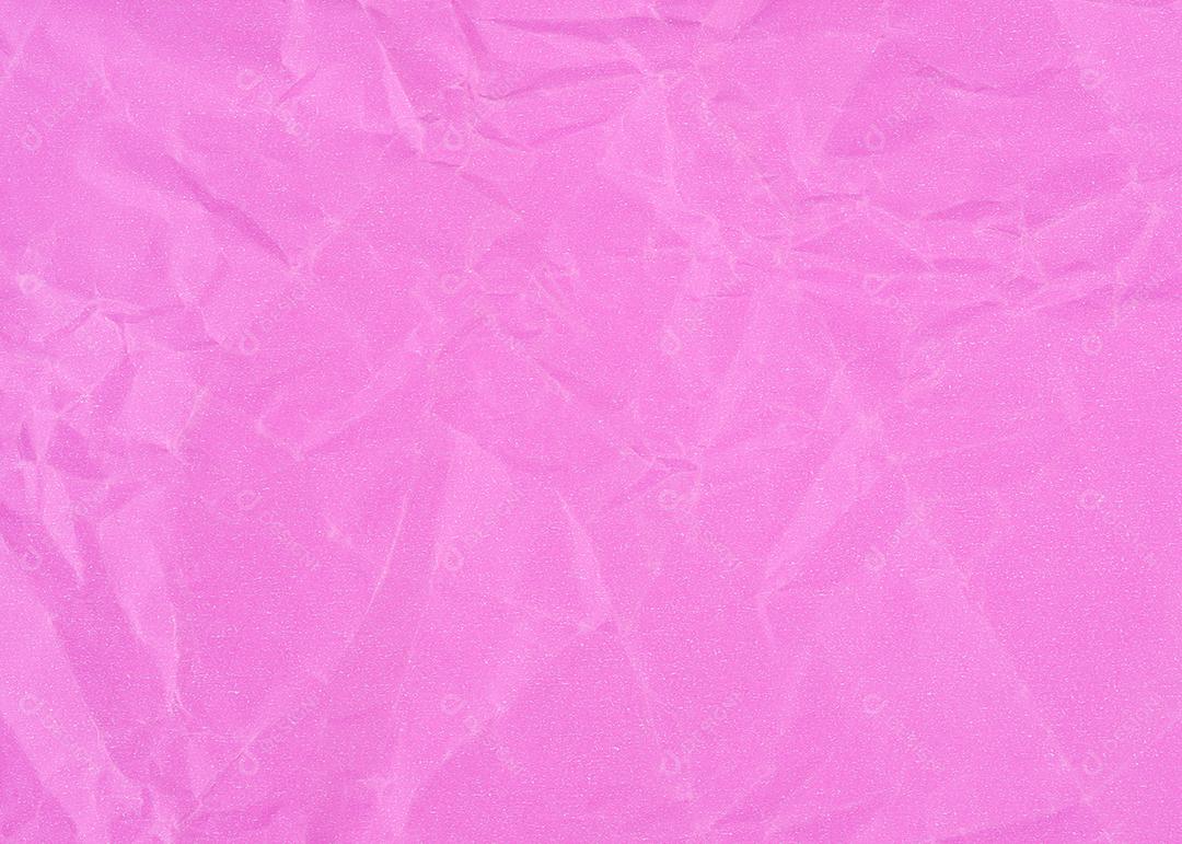 Folha enrugada de papel rosa. Pano de fundo texturizado