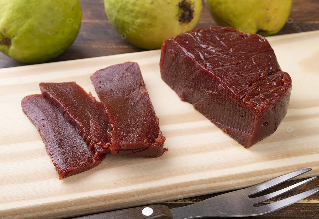 Goiaba doce com frutas. Sobremesa típica caseira brasileira.