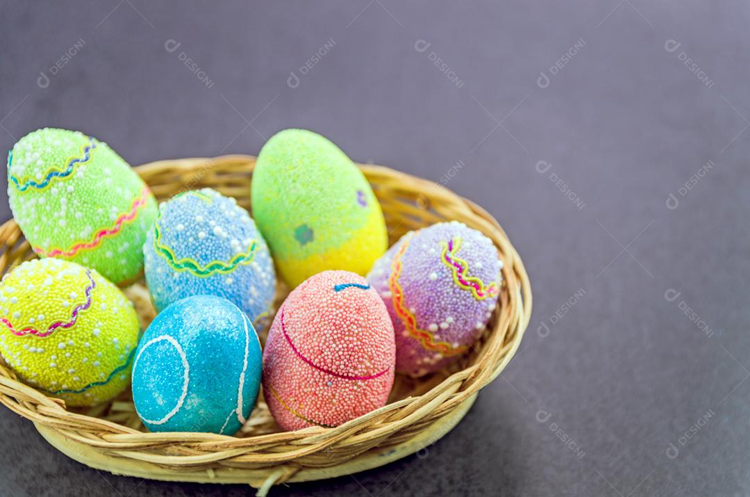 Ovos de Páscoa coloridos em um fundo preto na moda.