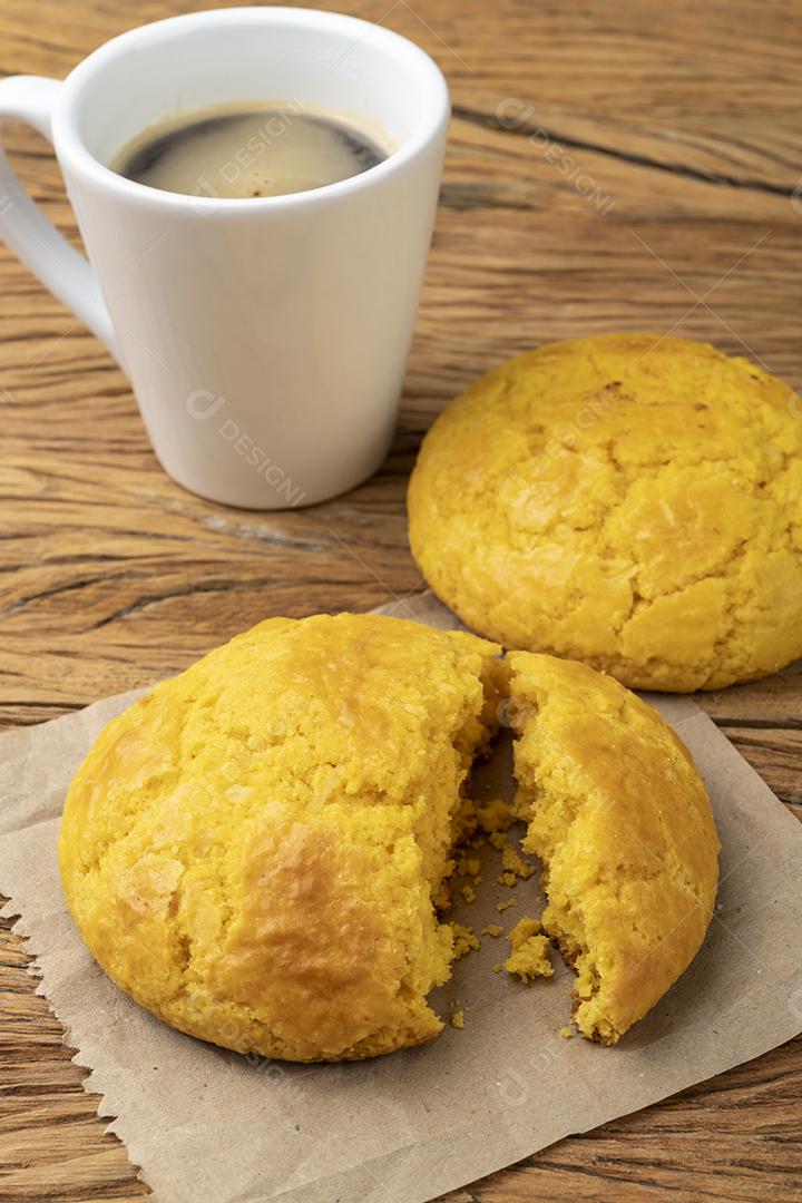 Broa, pão típico de farinha de milho brasileira com café