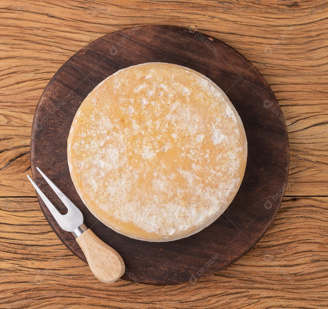 Queijo canastra artesanal de Minas Gerais, Brasil sobre uma madeira