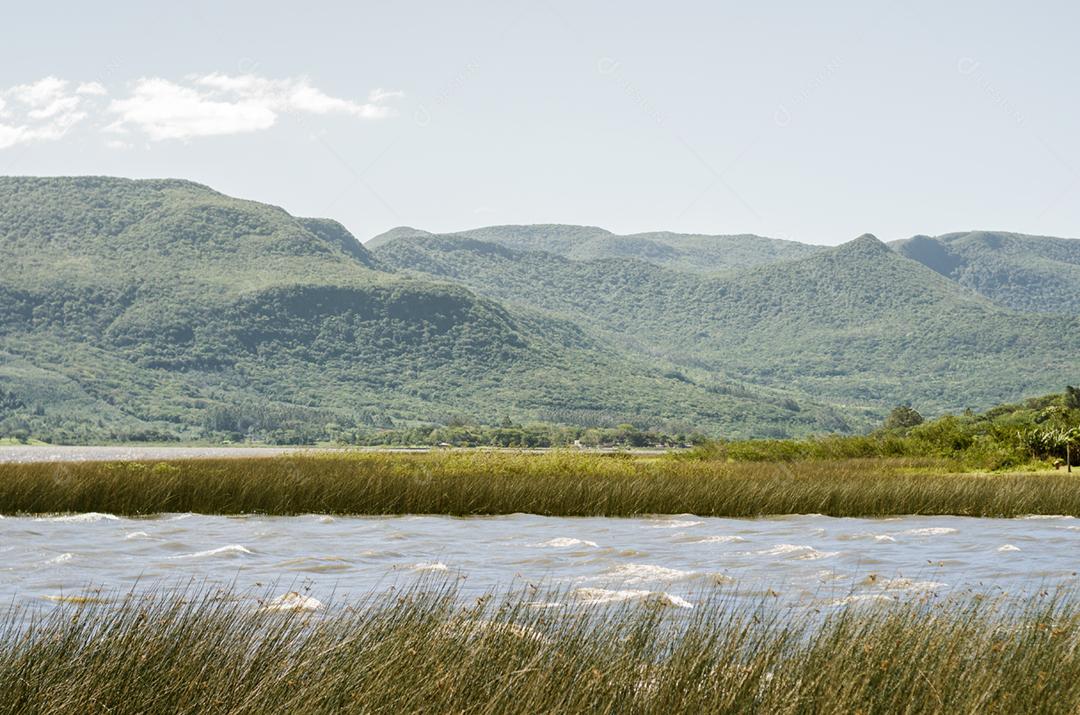 Bela foto do lago e da montanha ao fundo.