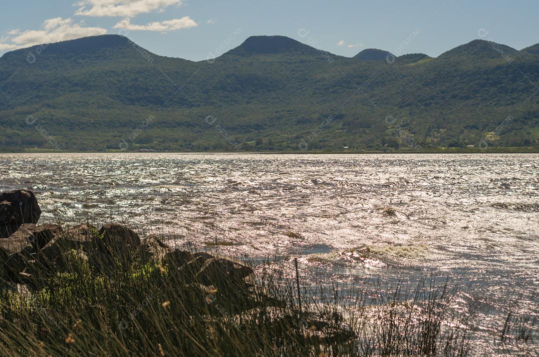 Bela foto do lago e da montanha ao fundo.