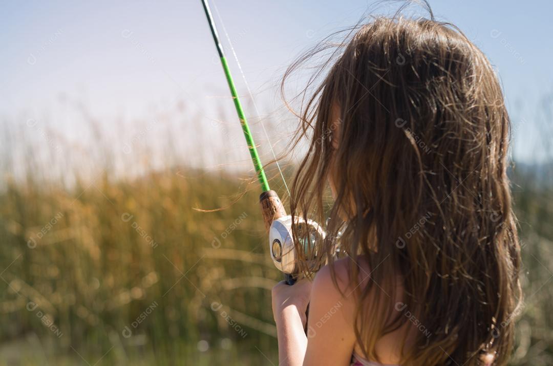 Close-up de criança pescando no lago