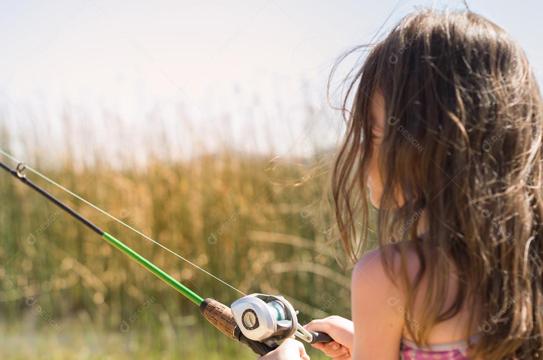 Close-up de criança pescando no lago