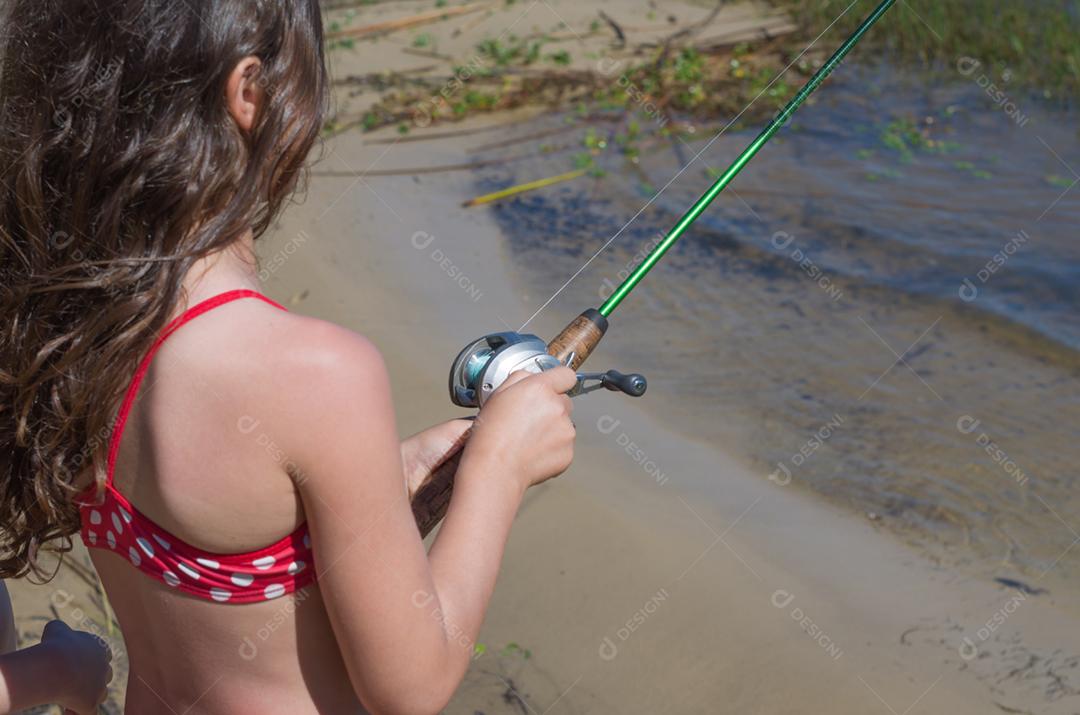Close-up de criança pescando no lago