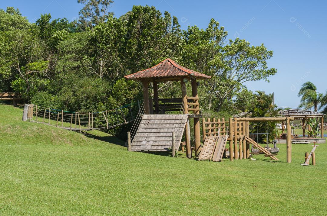 Belas paisagens de palmeiras no gramado e lago ao fundo.