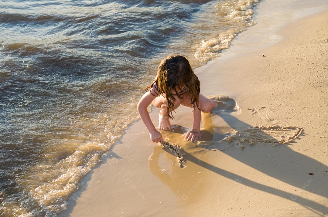 Lindas criança irmãs bricando sobre rio por do sol