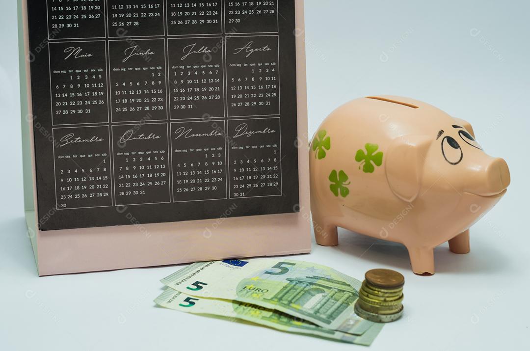 Grande conceito de economia, calendário, cofrinho, notas de dinheiro do Euro.
