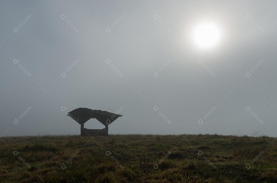 Bela paisagem de fazenda rural em dia nublado