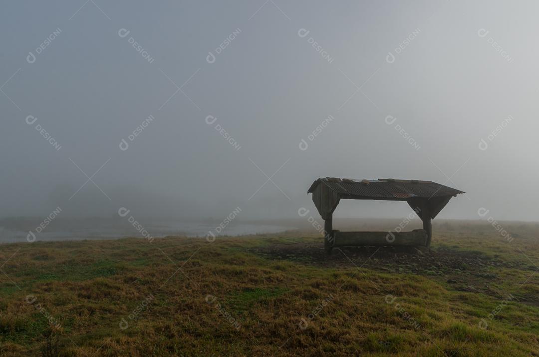 Bela paisagem de fazenda rural em dia nublado
